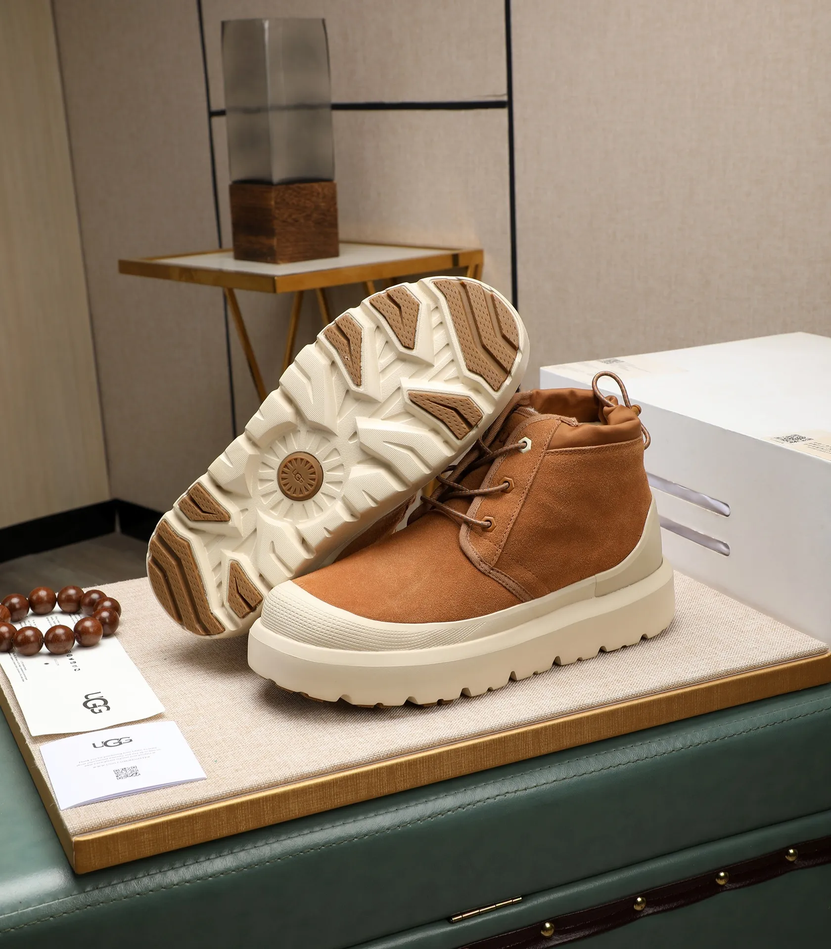 Men's shoes 💰580 (same style for men and women) Please pay attention to the quality of the original order and compare the thickness of the wool 🏮🏮The popular UGG is from Australia's warm luxury brand men's shoes, the official website is synchronized, Beckham men's style..., made of imported first-layer waxed cowhide, waxed toe cap, Australian real wool velvet lining Carefully sewn...Imported rubber Martin boots outsoles (comfortable, soft and wear-resistant). I really like the quality..Exquisite workmanship. You won't be able to put it down at first sight. Sizes 35-44